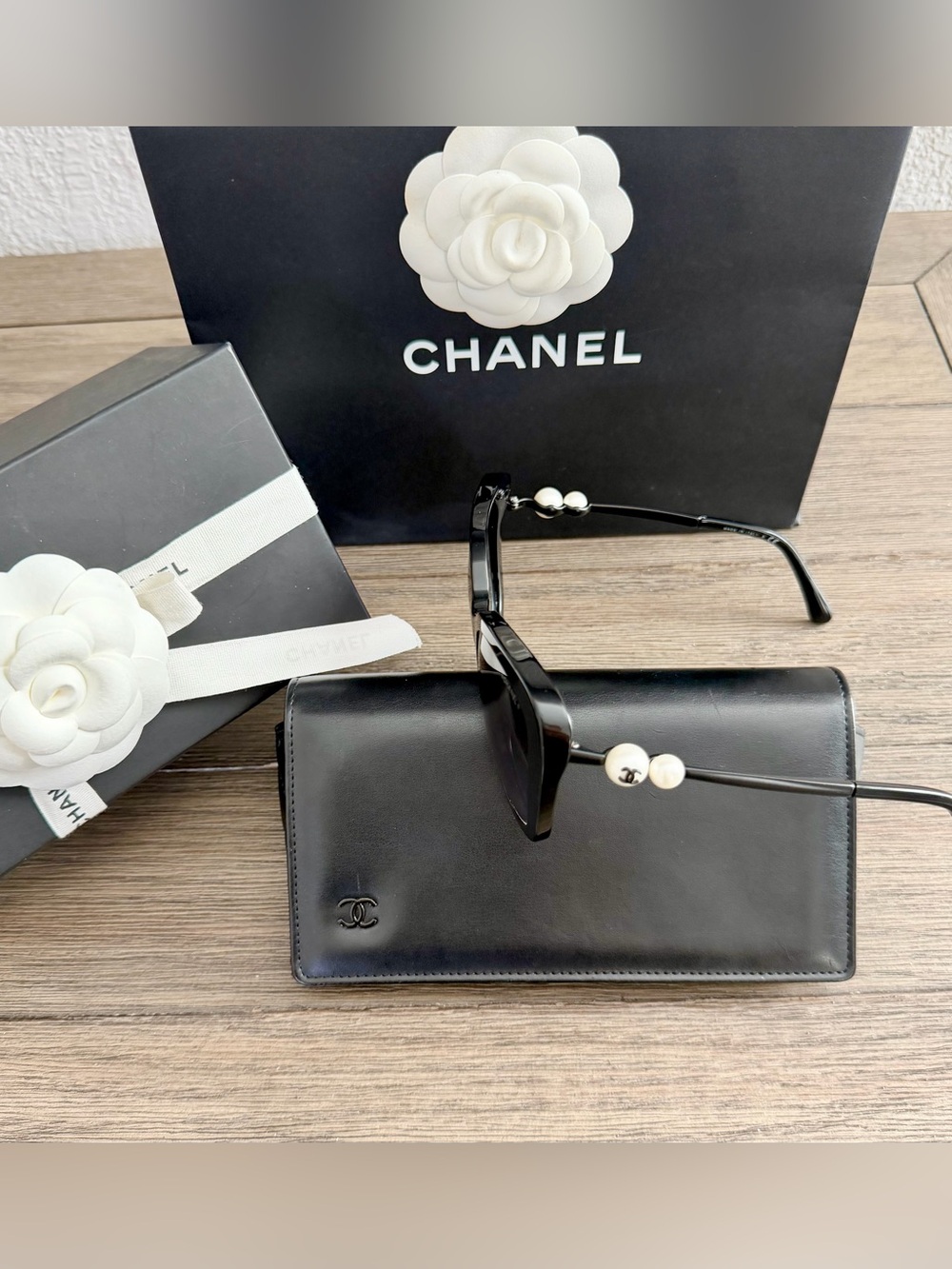 CHANEL Black Oversized Cat-Eye Sunglasses - Picture 4 of 8